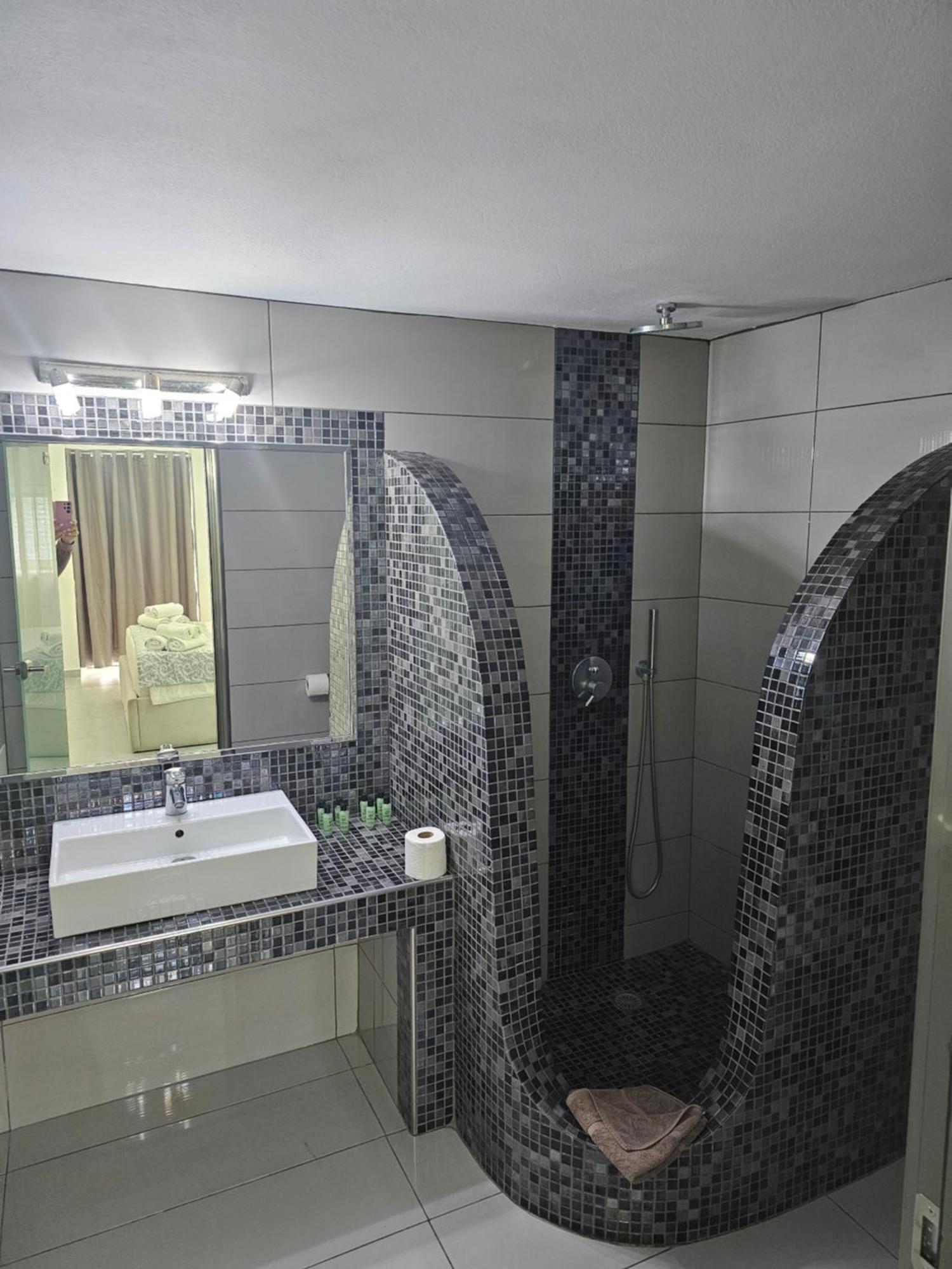 Unique Leta Apartment Фира Екстериор снимка